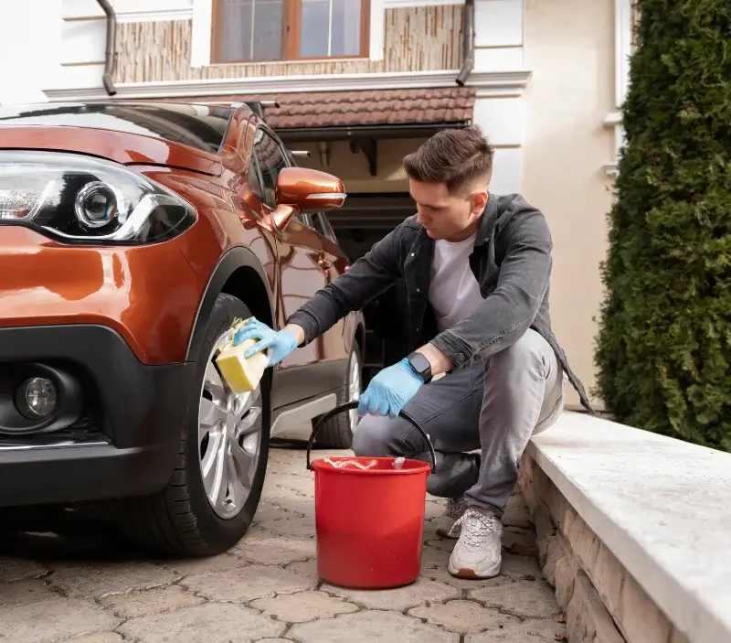 Lavage auto à domicile Bouniagues : professionnel intervenant sur un véhicule